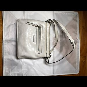 Large, faux-leather snake skin purse. White.